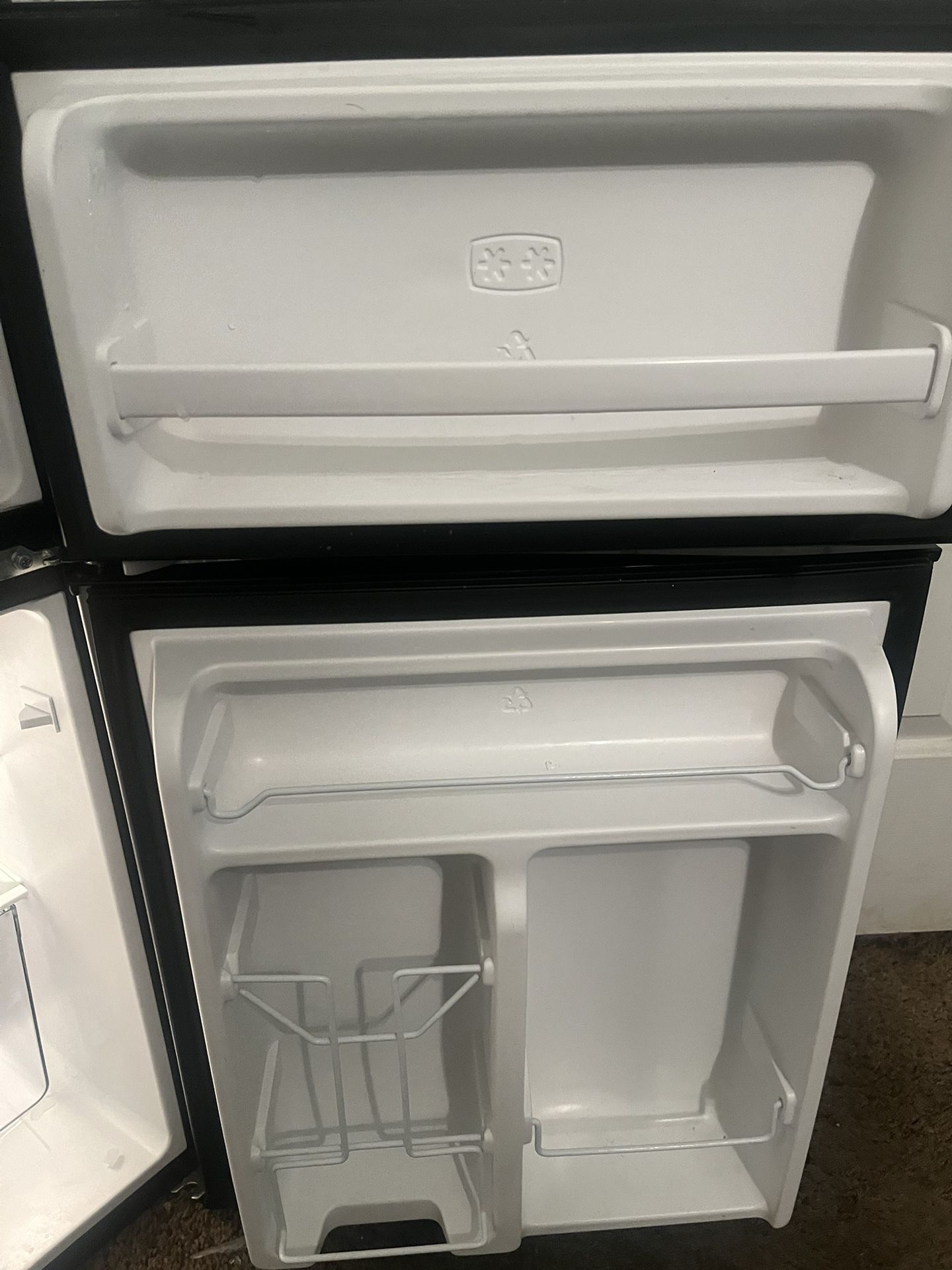 Mini fridge 