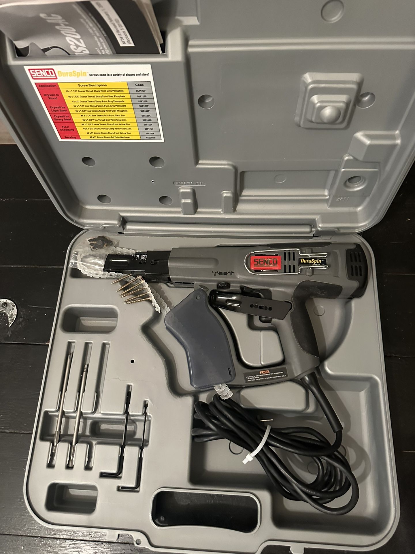 Seneca DS200-AV Screw Fastening System Like New 1/2 Bucket Of Screws $150