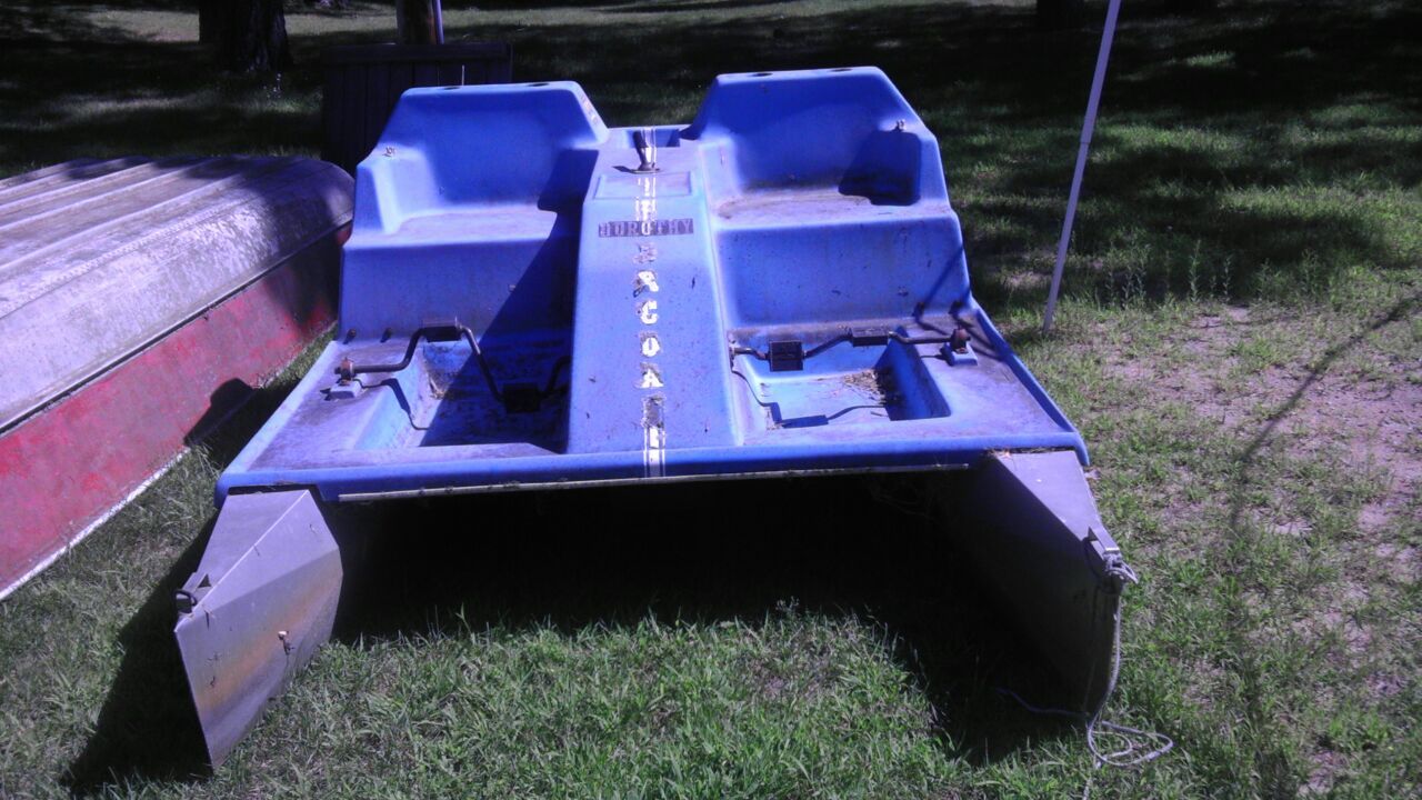 1985 Ercoa 10' paddle boat