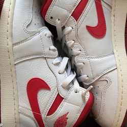 Air Jordan 1 MID SE GS size 6y