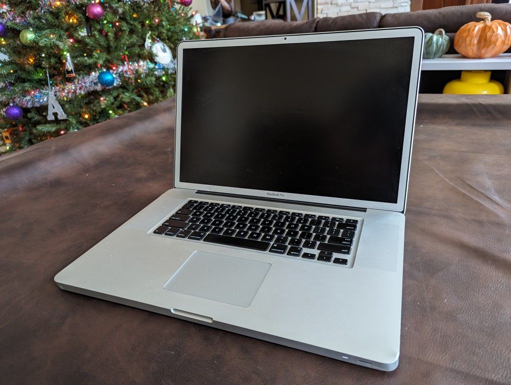 Apple 17" MacBook Pro 2.66Ghz i7 8GB RAM GeForce GT 500GB HHD