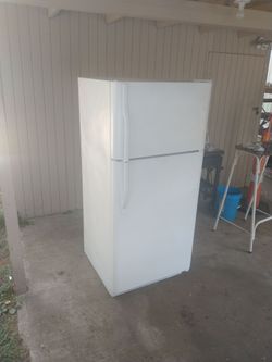 Kenmore White Refrigerator (Can Deliver)