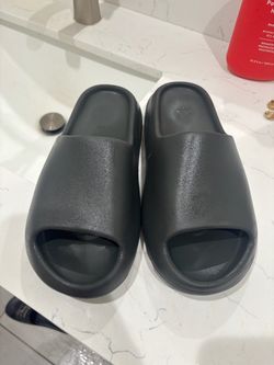 Yeezy slides size 9 men