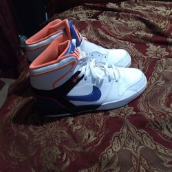 Men Size 10.5 NIKES!!!