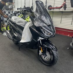 Brand New Qmax 200cc Gas Scooter 