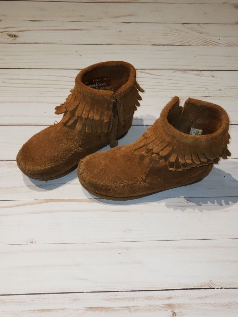 Girls Minnetonka boots / moccasins sz 9