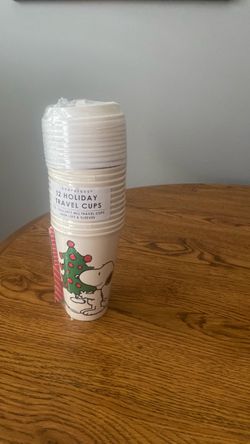 12 holiday travel cups with lids and sleeve