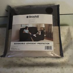 Broyhill Roversible Love.  (NEW  ) ( 75”X78” )