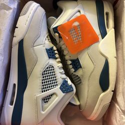 Size 9.5 Jordan 4 Retro 