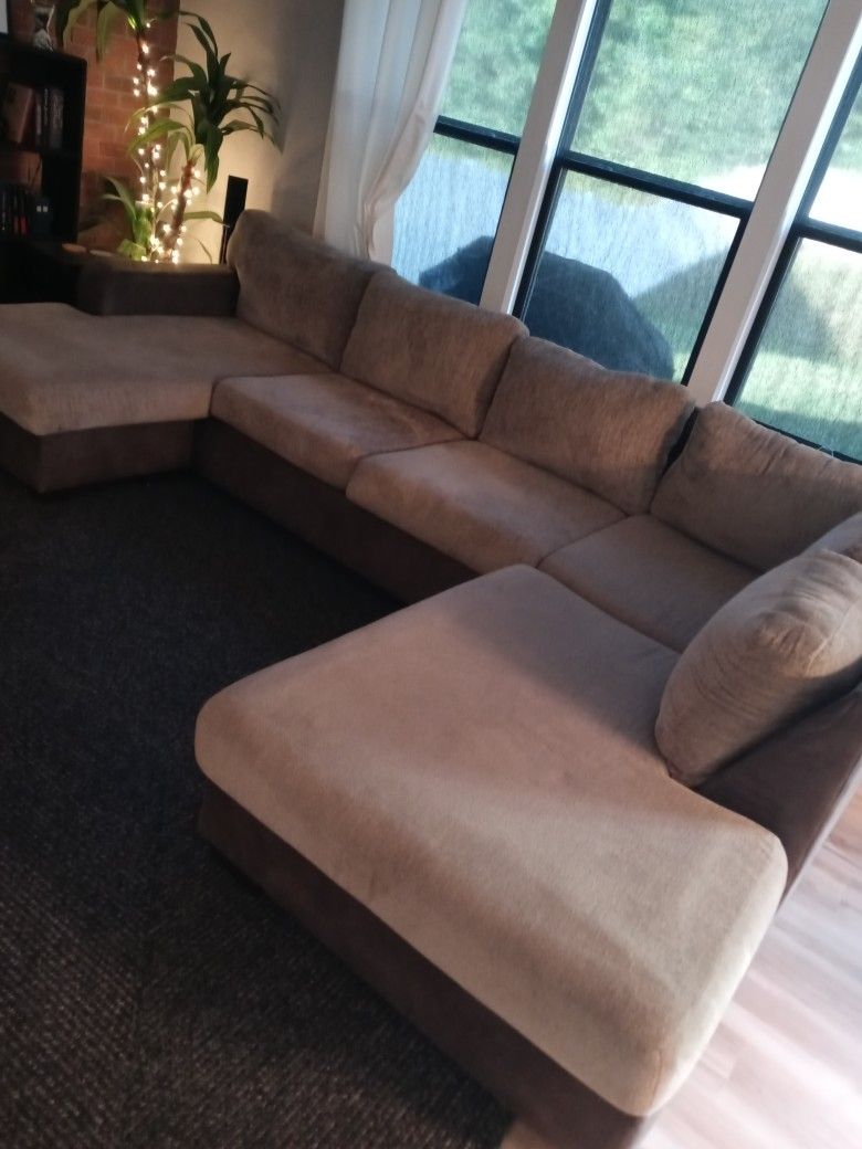 2pc. Sectional Couch - Rooms To Go - Larna Park - Excellent Condition