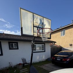 Spalding 52 In Basketball Hoop. 