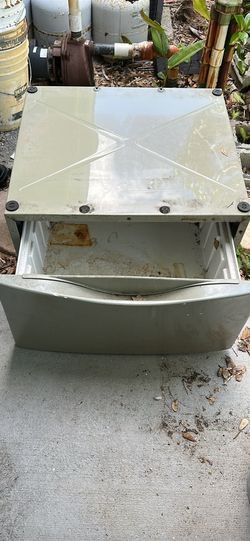 Laundry pedestal with storage