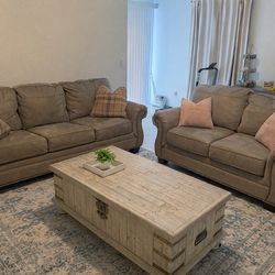 Modern 2-Piece Sofa Set – Excellent Condition, Neutral Color