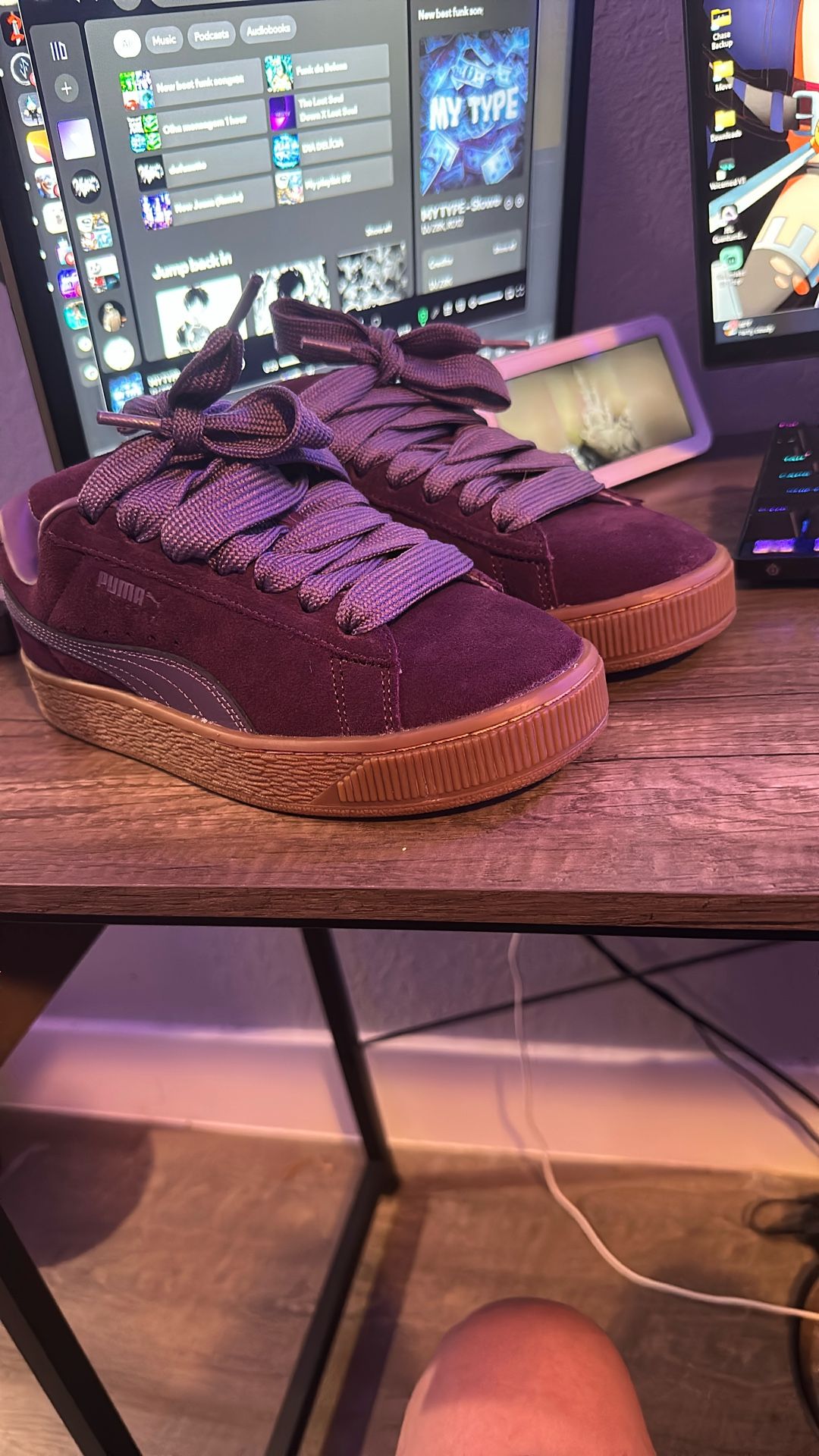 Selling xl Pumas Size 6 