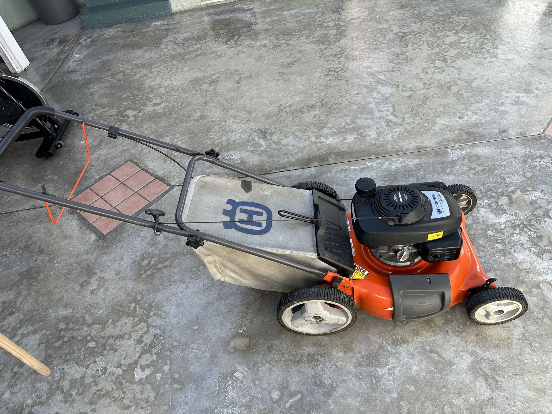 husqvarna lawn mower 5521 cm powered by honda for Sale in Los