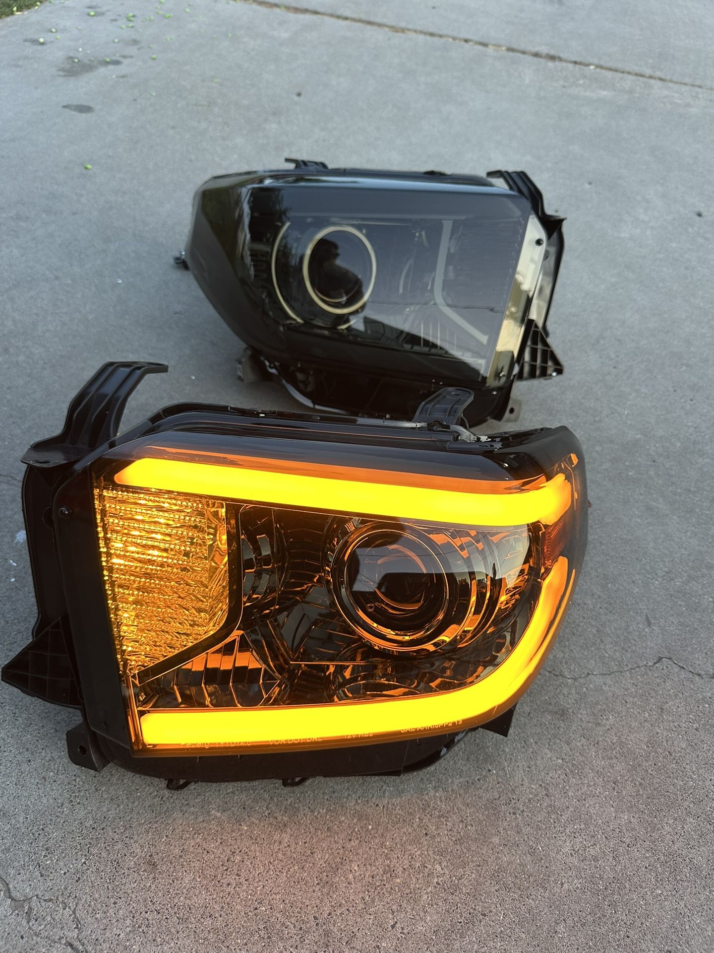 Toyota Tundra Headlights 14-21
