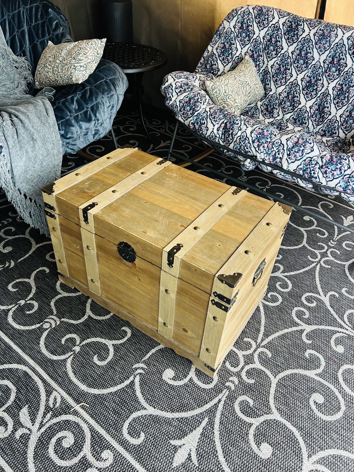 SOLID WOOD STORAGE/COFFEE TABLE