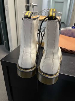 Doc Martens Women’s Size (9)