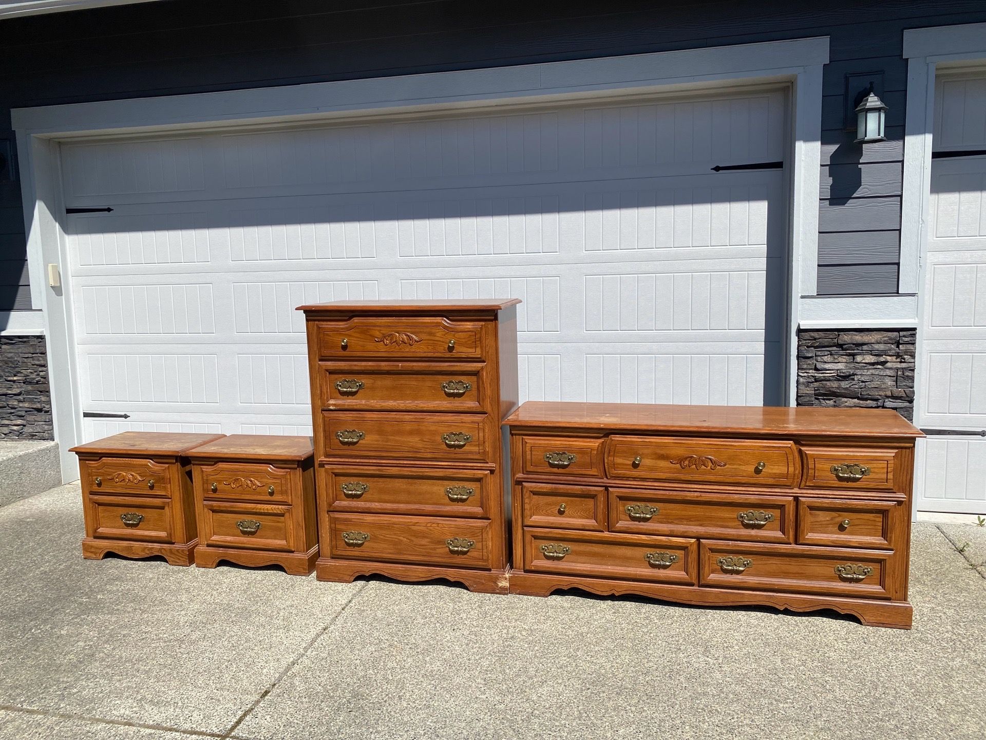 Broyhill Bedroom Dresser/ Nightstand Set
