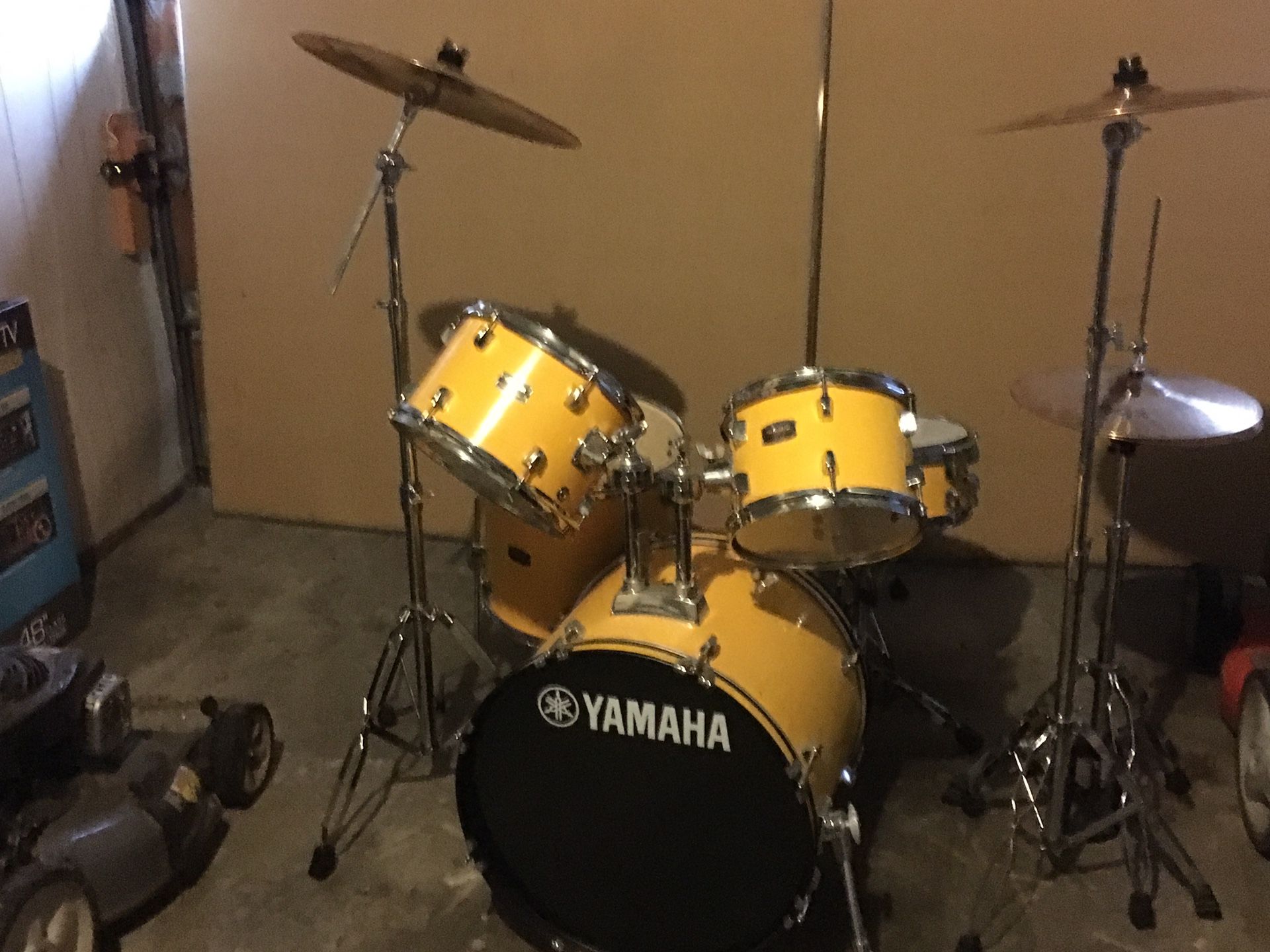 Yamaha Rydeen 5 piece drum set.
