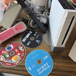 Nintendo Wii Console Bundle W/Games & Pink Remote 