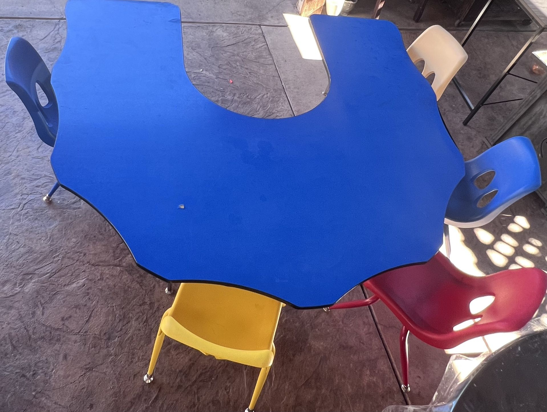 Horseshoe scalloped teacher Preschool/daycare table