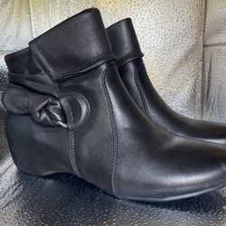 Baretraps Black Wedge Ankle Boots - Size 9.5 - Faux Leather, Zip Side, Bow Detail - New No Box