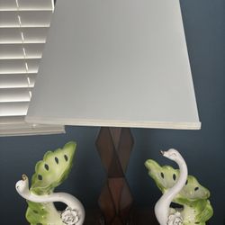 Ashley Lamp And Two Swan Flower Vase 