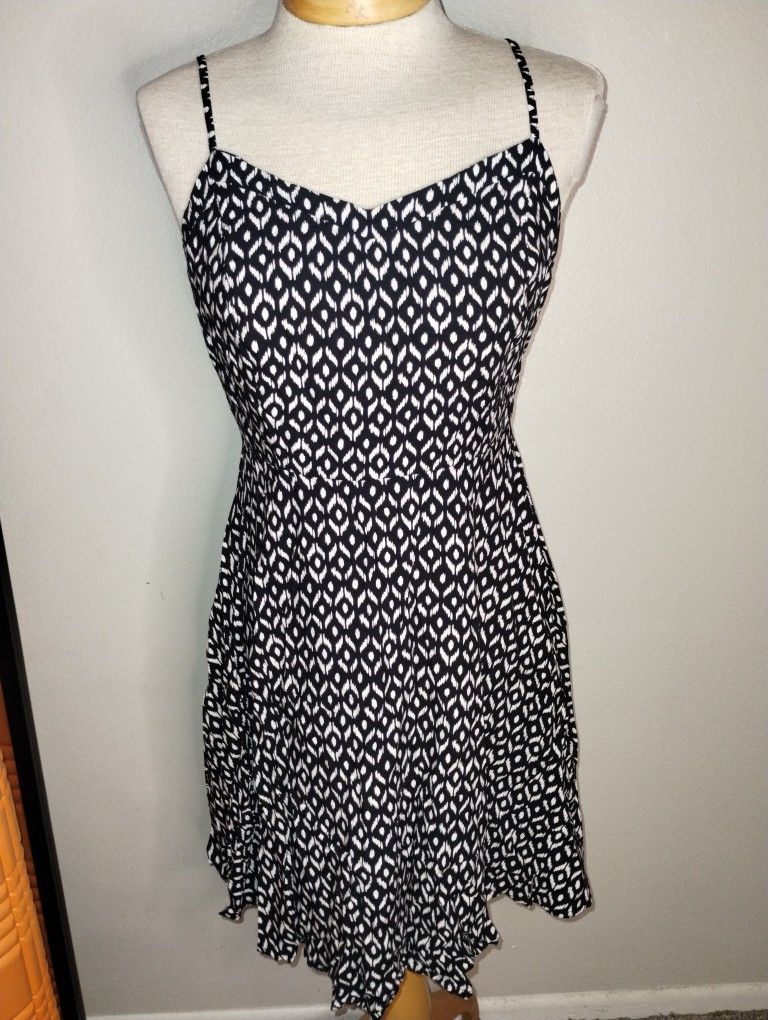 OLD NAVY Women's Size Medium Black White Spaghetti Strap Sundress Elastic Back