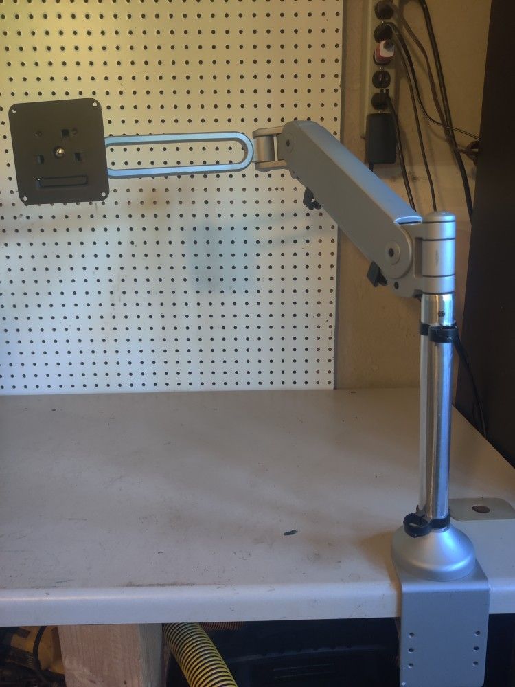 Pole mount single hydraulic monitor arm