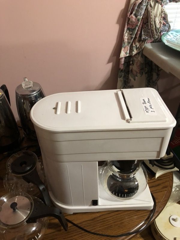 Bunn coffee maker with 3 pots and pitcher