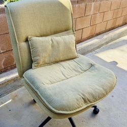 Modern Fabric Office Chair / Swivel Chair – Good Condition