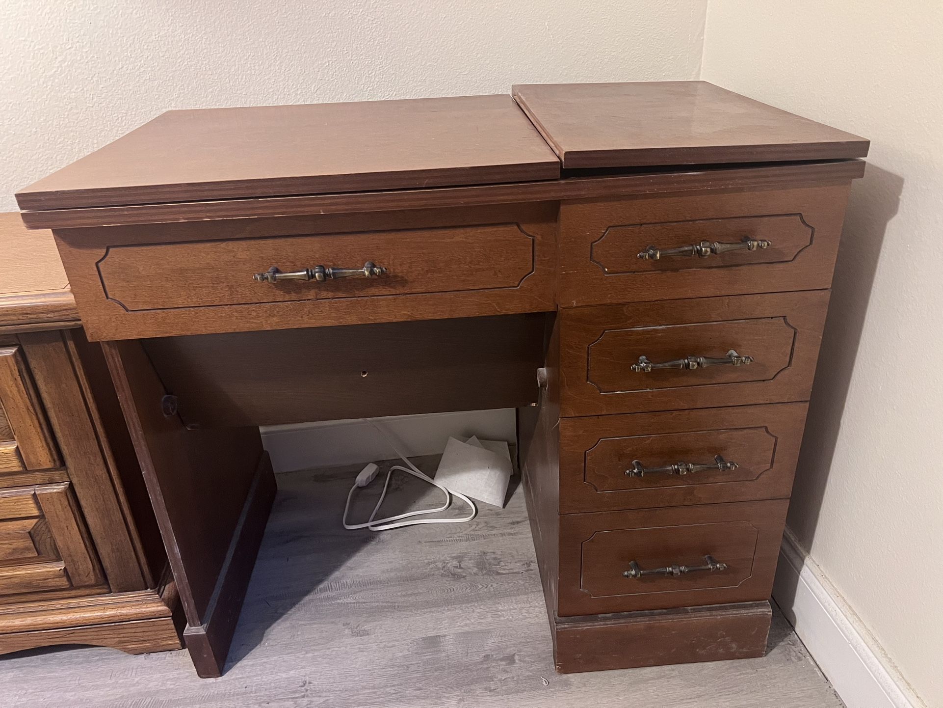 Wooden Sowing Machine Desk