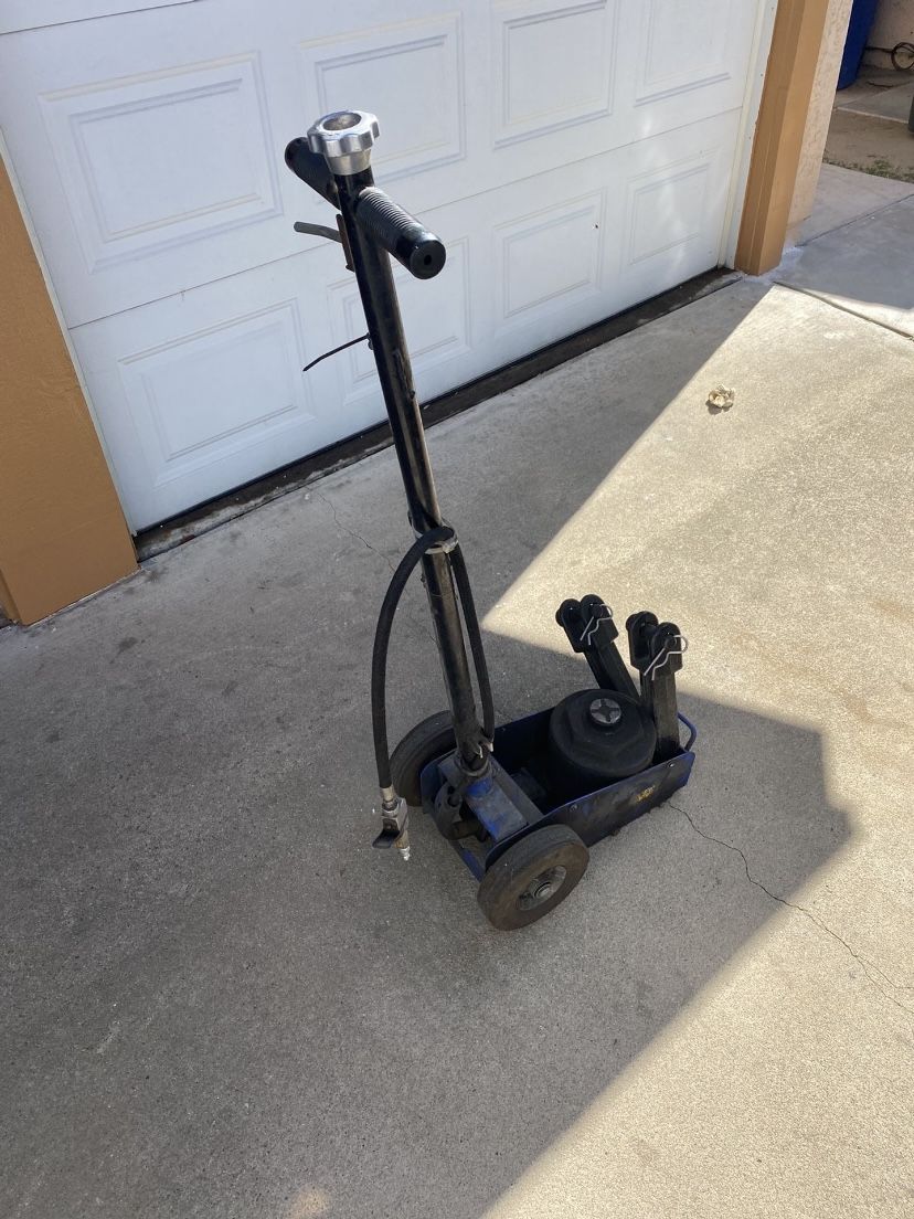 Westward 22/35 Ton Hydraulic Jack.