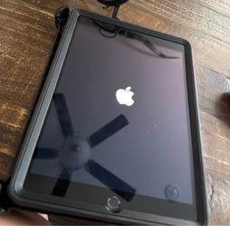 9th generation iPad 256gb in otterbox case