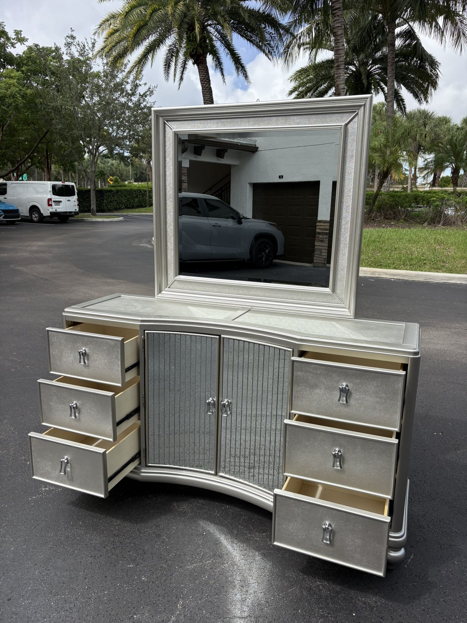 BEDROOM DRESSER WITH MIRROR 7 DRAWERS SILVER COLOR IN EXCELLENT CONDITION