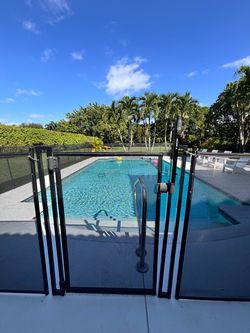 Pool Fence with self-latching gate (black)
