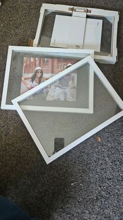 Floating picture frames