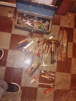Tools and box floor jack and straps