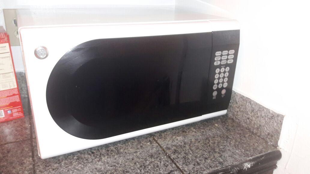GE 1.3 Cu. Ft. Countertop Microwave Oven JES1358WK for Sale in Atlanta