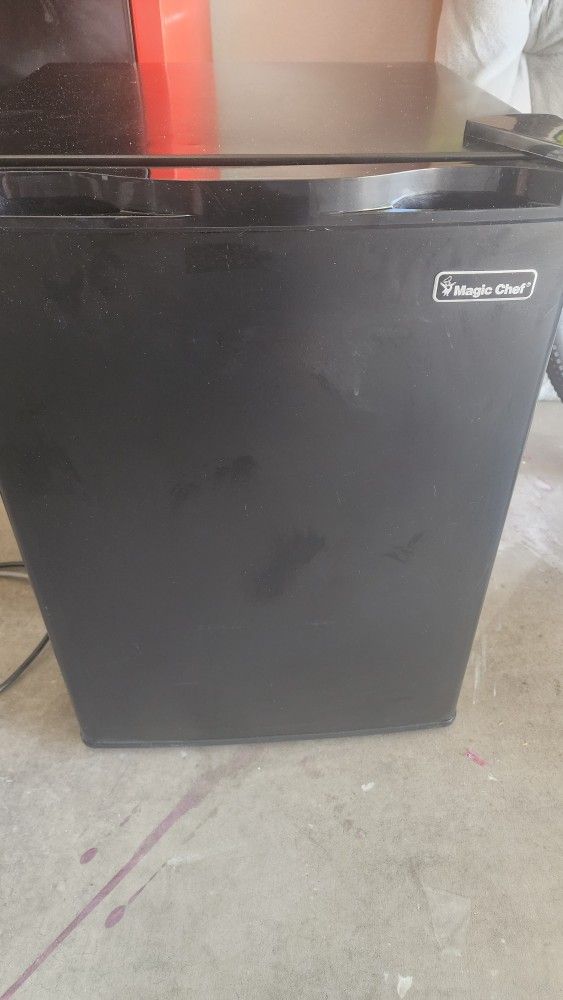 2.6 CU FT Magic Chef Mini Fridge