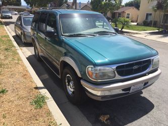 Ford Explorer 1998 título limpio