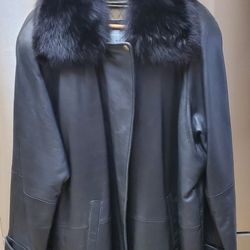 Women's Soft Leather Coat With Removable Liner And With Removable Fur Collar. 