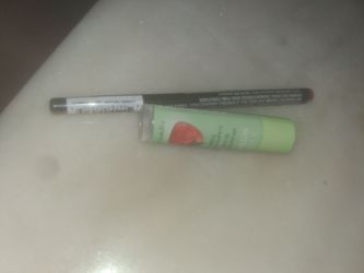 Cosmic brown/ Brun Cosmique eyeliner and very strawberry lip balm with Baume lèvres fraise
