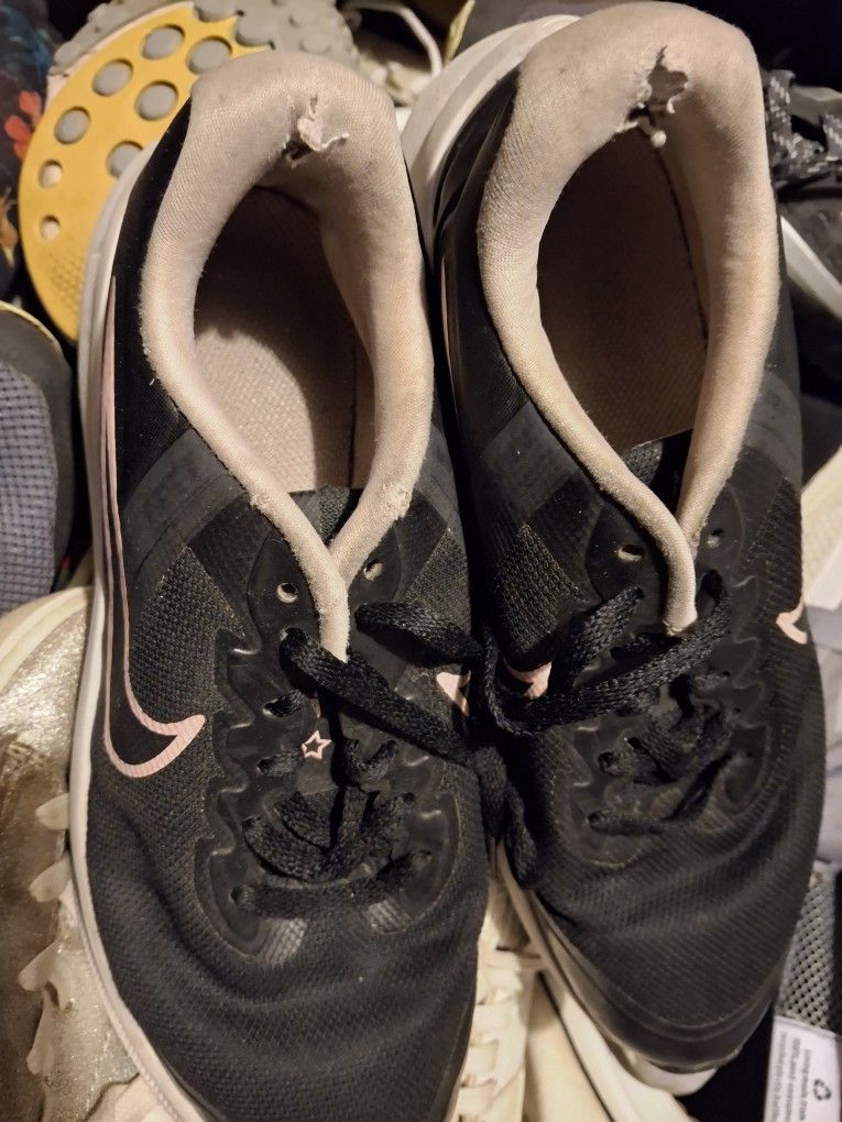 Girls Size 5.5 Nike Sneakers Black And Pink