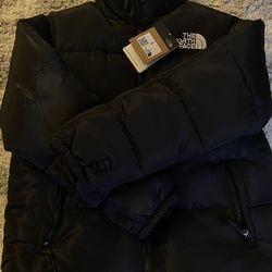 brand new tnf puffer 210 size large fits like a medium