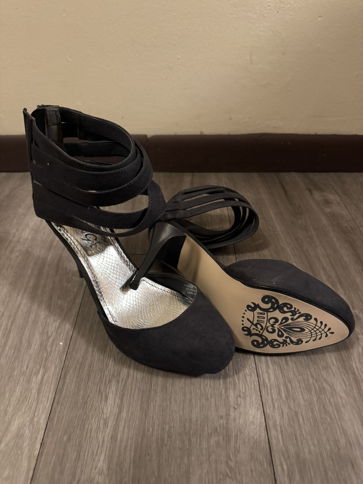 Rouge Helium Black Heels - Size 10