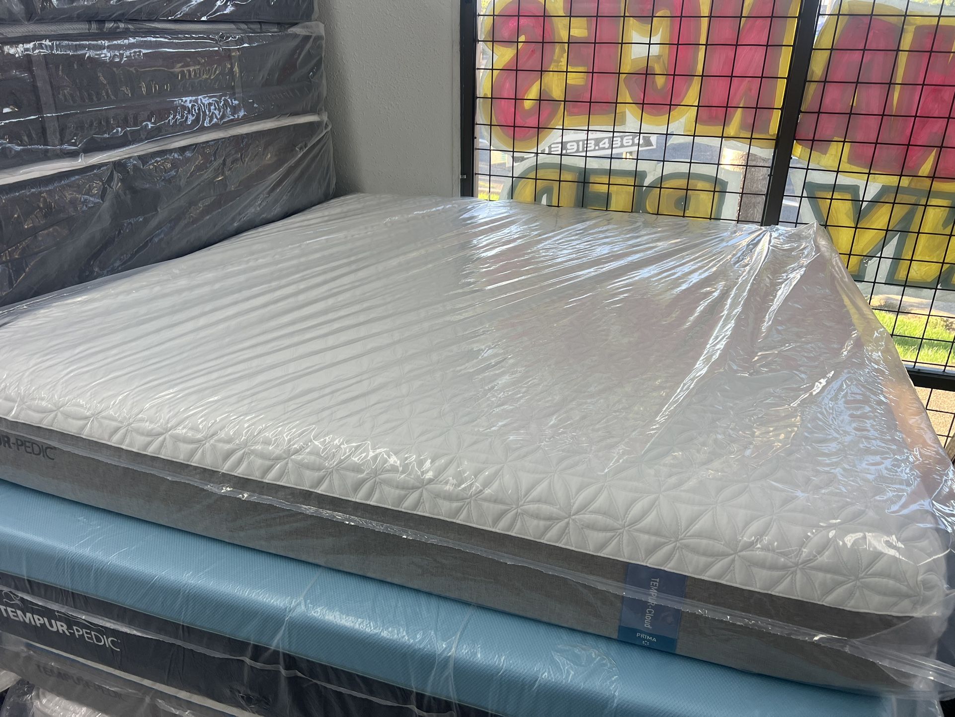 KING SIZE TEMPURPEDIC CLOUD PRIMA MATTRESS & BOX SPRINGS BED SET