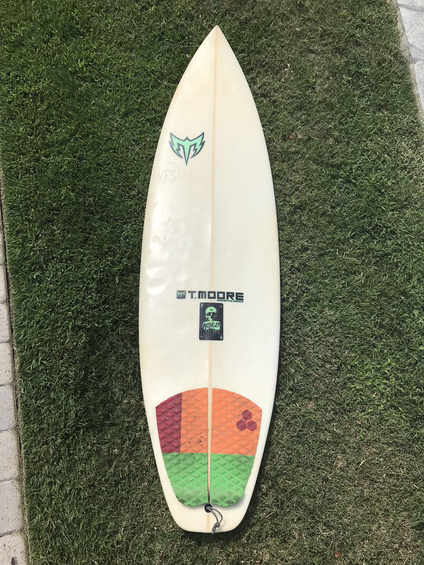 5’ 11” Thruster Short board. Surfboard Great Condition T. Moore Avenger
