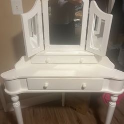 Vanity / Makeup White